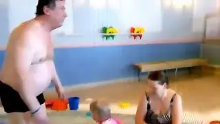 Внучка 2 года первый раз в бассейне