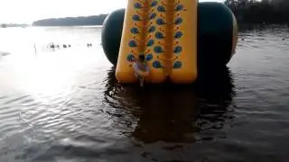 Катаемся с надувной горки на пляжу.
