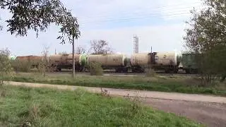 2ТЭ116 с грузовым поездом.