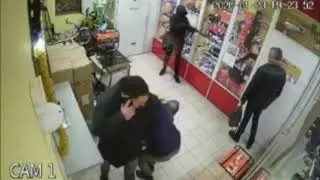 В Симферополе на ул. Залесская вооруженный грабитель сломал ногу об стальную дверь