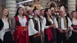 SUPRIZON Karafil Duka me kengen Ethet e gushit tu zune me turiste Francez.Per evente tel 0692219803.