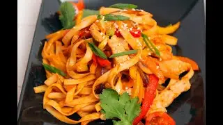 лапша удон с курицей и овощами в казане