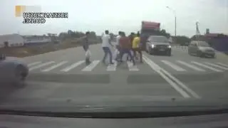 ВОДИТЕЛЮ РАЗДАВИЛО ПРАВОЕ ЯЙЦО ЗАЖАТОЙ ДВЕРЬЮ!!!! ШОК!