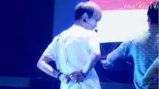 JongKey 종키 Fancam moment # 40 - "Gentle touch?"