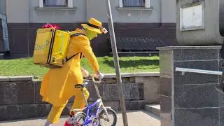 Mask got a job at Glovo and cheers people up!