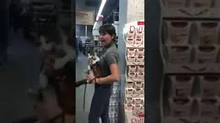 Женщина издевается над котом в супермаркете / видео: Алена Кордонская