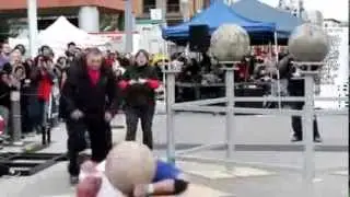 Силач не удержал шар