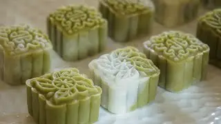 Matcha Snowy Mooncakes (Red Bean Filling) | 抹茶红豆冰皮月饼