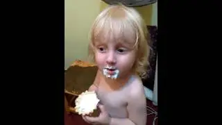 Маленький Миша и пироженко!!! Позитив!!