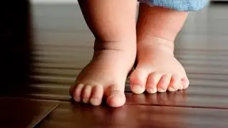 Первые шаги. Дочка начала ходить сама! BLOGER DYuShA