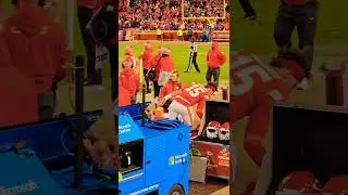Mahomes let's the ref know how he feels... #frustrating #chiefskindom #arrowhead