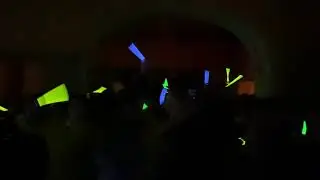 Drumsolo met lichtstokken