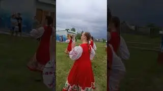 Интересно девки пляшут по четыре штуки в ряд.