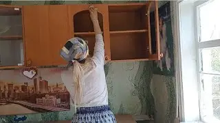 Убираю в летней кухне,крашу стену гаража, пропадаю бурьян.Много дел и некогда отдыхать.