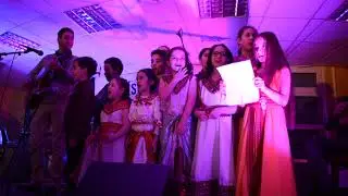 Messaoud Haddad et la chorale Tafsut normandie chantent Brahim Izri yennayer 2969 a rouen .