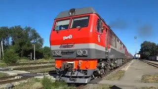 Дизельный поезд ТЭП70БС ст.Волгодонская прибытие и отправление Адлер-Санкт-Петербург-С114 26.05.2021