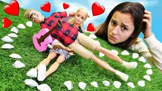 Barbie Ken'e evlenme teklifi ediyor! Komik Ken ve Barbie oyunu!