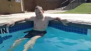 Вова делает упражнения в бассейне.