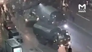 Казахи прогоняют военную технику из центра Алматы