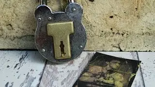 A pocket-sized escapology effect