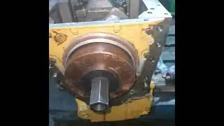 установка сальника коленвала CAT C7. исправляю ошибки моториста заказчика.