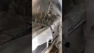 Очистка воздуховодов от засохшего жира на кухне столовой