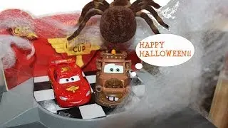 Lightning McQueen & Mater Visit a Haunted House for Halloween!