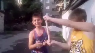 Разбиваю кирпичные плитки