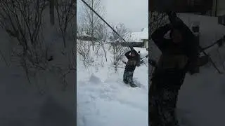 чтобы крышу не снесло #изгородавдеревню #зимняя #деревенскийдом