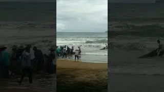 Tarik Jaring di pantai Blado Kondisi Air pasang