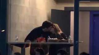 Gerard Piqué y Clara Chía se comen a besos en el palco