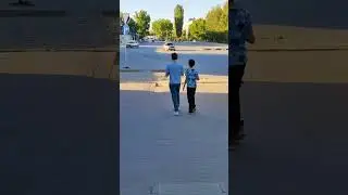 За Леона и двор - режут в упор ( PS  у малого справа в руках нож) #leon #brawlstars