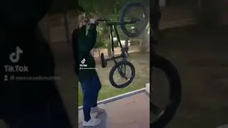 Скинули BMX с двух метров