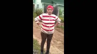Неадекватная соседка не дает открыть ворота и проехать машине.
