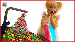 Ева и её мама играют. История про конфетный душ из M&Ms