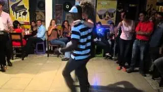 Los extranjeros también disfrutan del templo.