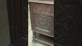 Старинный буфет на барахолке.