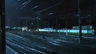 Вид из окна поезда. Въезд в город из ночи. Ночное небо в лесу