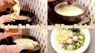 Kegiatan ibu rumah tangga di dapur sederhana - masak bakso