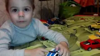 Димочка рассказывает о своих машинках модельках