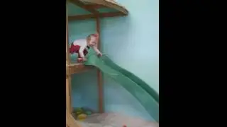 девочка катается с горки