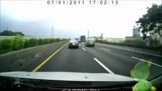 На ходу лопнуло колесо и улетел на встречку