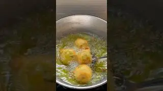 गरमागरम बटाटावडा …..Batata Vada Recipe…तुम्हाला आवडतो का ? Comment करुन सांगा. वडापाव रेसिपी #shorts