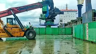 KAPAL KONTAINER HIJAU SEGAR BONGKAR MUAT KONTAINER DI PELABUHAN MANOKWARI