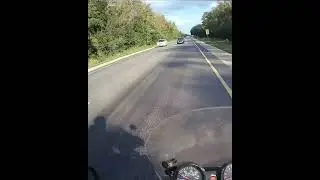 Да прямо по центру дороги, так ездят только обдолбанные.