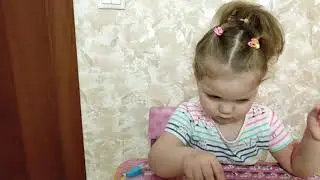 София учиться рисовать и изучает буквы и цифры.