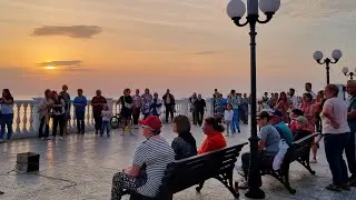#АНАПА ТОЛПЫ НА НАБЕРЕЖНОЙ. ЛЮДЕЙ КАК ЛЕТОМ! МОРЕ НА ЗАКАТЕ
