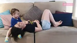 Deite no colo do seu filho e veja a reação dele