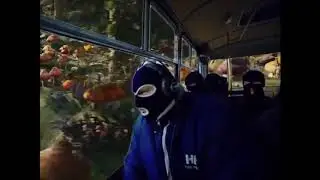 Остановите Вите надо выйти мужик в маске едет в автобусе