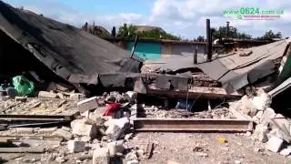 Разрушенный попаданием снаряда гараж в жилмассиве Комарова, 28.06.2015